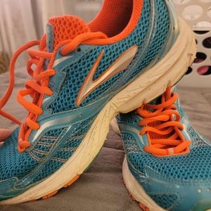 Brooks women size 9